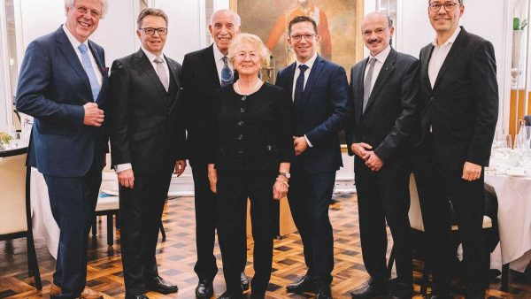 Foto (v.l.n.r.): Prof. Dr. Ludger Lohaus, Vorsitzender der Victor Rizkallah-Stiftung; Prof. Dr. Volker Epping, Präsident der Leibniz Universität Hannover; Ehepaar Ursula und Prof. Dr. Victor Rizkallah, Stifter; Falko Mohrs, Minister für Wissenschaft und Kultur des Landes Niedersachsen; Prof. Dr. Martin Betzler, Präsident der Ingenieurkammer Niedersachsen; Prof. Dr. Marc Hansmann, Mitglied des Vorstands der enercity AG. Foto: blachura photography