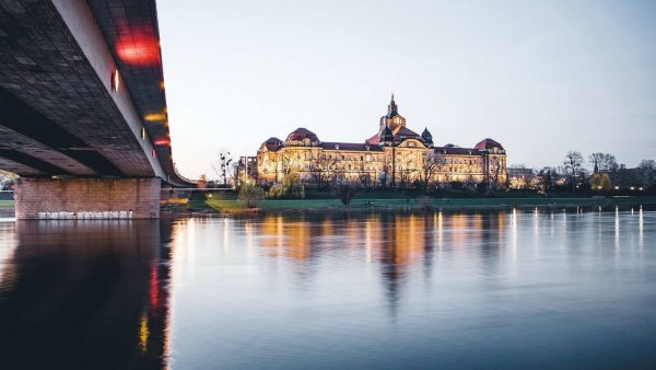 Die Carolabrücke ist eine von vier Elbbrücken in der Dresdner Innenstadt. 1971 fertiggestellt, war sie mit einer Gesamtlänge von 120 Meter im Strombereich die längste Spannbetonkonstruktion der DDR. Im Hintergrund die Sächsische Staatskanzlei. © Quelle: Patrick Eichler