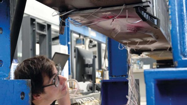 Überprüfung des Risswachstums im Großversuch © Foto: Wolfram Schlenker