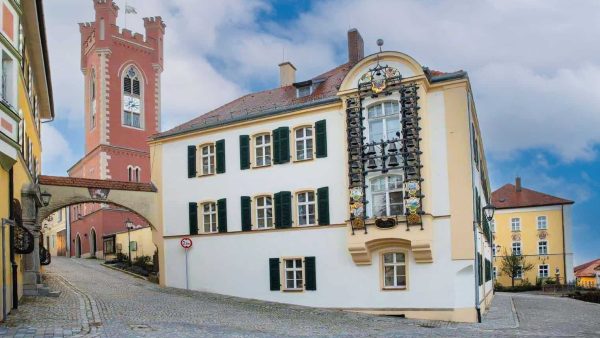 Der dreigeschossige Walmdachbau litt unter ins Mauerwerk aufsteigender Feuchtigkeit. © Andreas Mühlbauer