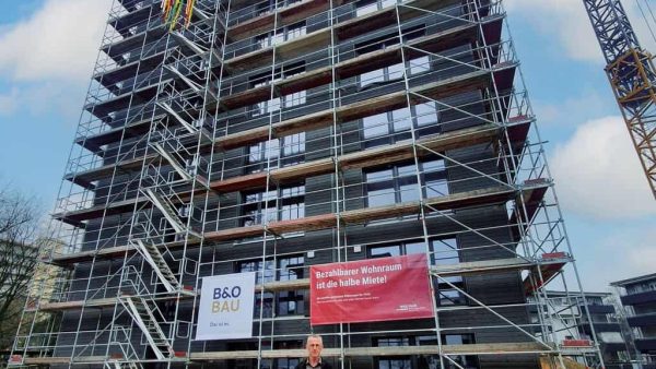 Richtfest für das höchste in Holz-Beton- Hybridbauweise errichtete Mietwohnhaus in Deutschland. Im Vordergrund Hans-Jürgen Kolb, Projektleiter vom Betonfertigteilspezialisten Dennert, der die Fertigteildecken lieferte. © Quelle: Dennert Baustoffwelt