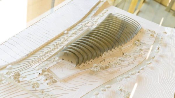 Ein Modell zeigt eindrücklich, wie das Gebäude in die Umgebung eingebunden ist. (Foto: Annen, Emmanuel Claude)