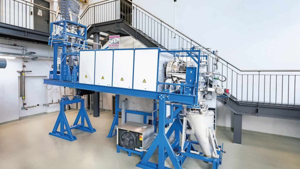 In der Pilotanlage wird Belit-Zementklinker in einem elektrisch beheizten Drehrohrofen bei unter 1 000 Grad Celsius aus bisher kaum genutztem feinen Betonbruch und Kalk produziert. © Helmut Reis, KIT