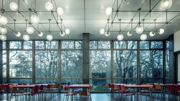 Das ikonische Stabwerksystem mit den Kugelleuchten konnte in großen Teilen erhalten werden, ebenso die Betonwerksteinböden im gesamten Haus.