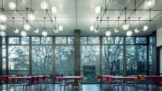 Das ikonische Stabwerksystem mit den Kugelleuchten konnte in großen Teilen erhalten werden, ebenso die Betonwerksteinböden im gesamten Haus.