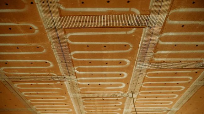 Nach der Montage und der Verkupplung der Sandwichelemente werden Armierungsgewebe eingetackert und die Fugen verspachtelt. Abschließend wird der Lehmputz von Hand oder mit der Maschine aufgetragen.