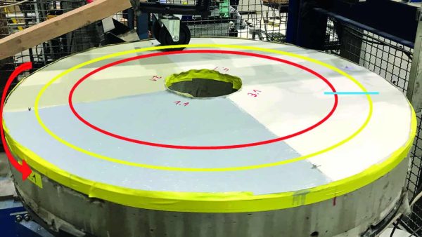 Verschleißtest an der TU Kaiserslautern. Der Testboden – StoFloor Traffic Elastic 590 EP (OS 8.15) – wurde mit Einkaufswagen-Rollen überfahren, um diese spezifische, punktuelle Belastung zu simulieren. Das Bild zeigt den Boden nach 25.000 Zyklen. Es ist kein Verschleiß erkennbar, lediglich etwas Abrieb der Rollen. Auch nach Abschluss der Testreihe mit 150.000 Überfahrungen war der Boden ohne Schäden. © TU Kaiserslautern, Fachgebiet Werkstoffe im Bauwesen