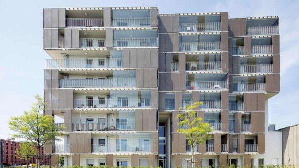 Aufgrund der hohen Lärmemissionen wurden die Werkswohnungen entlang der Hanauer Straße mit einer schallreduzierenden Balkonverglasung ausgestattet. Bildnachweis: Oliver Heissner/oliverheissner.de