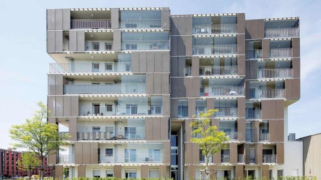 Aufgrund der hohen Lärmemissionen wurden die Werkswohnungen entlang der Hanauer Straße mit einer schallreduzierenden Balkonverglasung ausgestattet. Bildnachweis: Oliver Heissner/oliverheissner.de