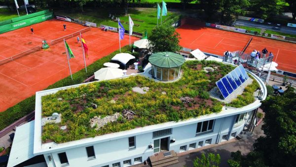 Das Clubhausdach ist das erste Biodiversitäts-Gründach in Karlsruhe. © Hohenschläger / ZinCo