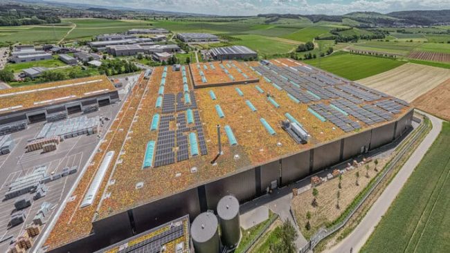 Bei dem neuen Fertigungszentrum von Layher trägt neben den Photovoltaik-Anlagen auf den Dächern ein hohes Maß natürlicher Belichtung zu optimierten Energiekosten bei. Dafür wurden insgesamt 64 Lichtbänder und 25 Lichtkuppeln von Velux Commercial in den Dächern installiert. Für Rauch- und Wärmeabzug in Bereichen