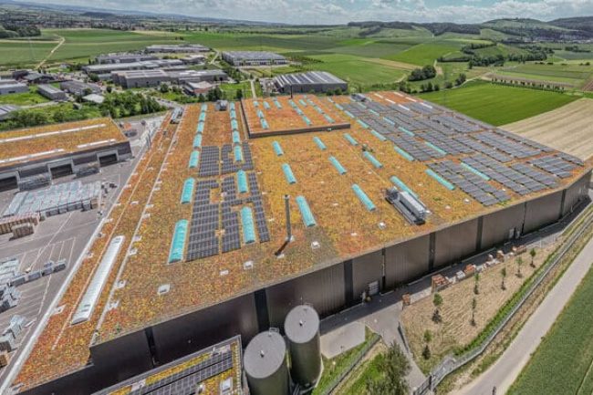 Bei dem neuen Fertigungszentrum von Layher trägt neben den Photovoltaik-Anlagen auf den Dächern ein hohes Maß natürlicher Belichtung zu optimierten Energiekosten bei. Dafür wurden insgesamt 64 Lichtbänder und 25 Lichtkuppeln von Velux Commercial in den Dächern installiert. Für Rauch- und Wärmeabzug in Bereichen