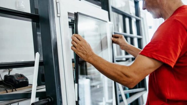 In der Fensterherstellung spielt die Verträglichkeit von Dichtstoffen eine entscheidende Rolle. Der Primärdichtstoff Butyl (Tenaglass PIB) sorgt für einen gasdichten Abschluss zwischen den Glasscheiben