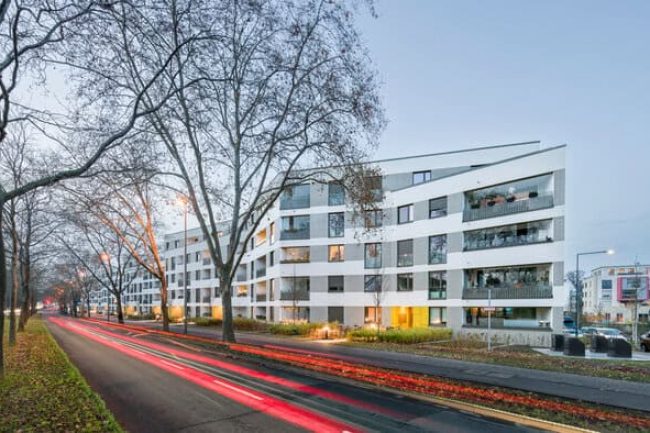 Die Südfassade erstreckt sich entlang einer stark befahrenen Straße – dies machte ein ausgefeiltes Lärmschutzkonzept notwendig. © Stefan Schilling