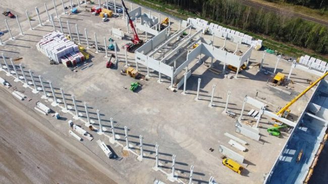 Die Tragkonstruktion besteht aus Betonfertigteilen mit hohem Vorfertigungsgrad. Insgesamt wurden 119 Stahlbetonstützen verbaut. © Brüninghoff