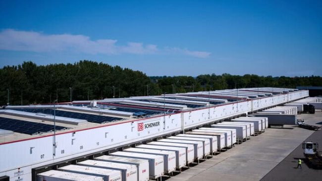 Die 835 kWp starke Solaranlage auf dem Dach des DB Schenker-Umschlagterminals am Standort Neufahrn reduziert dem Unternehmen zufolge den CO₂-Ausstoß erheblich © Ampermo / www.marcwagener.de