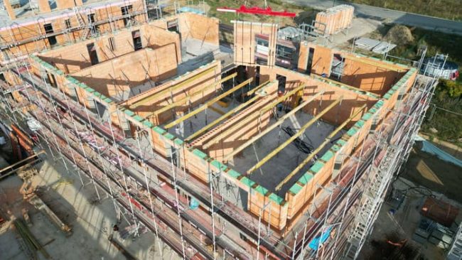 Mit Fertigteilen stehen vorgefertigte Lösungen zur Verfügung, die den Bauprozess erheblich beschleunigen und hohe Planungssicherheit bieten. © Schielicke Bau