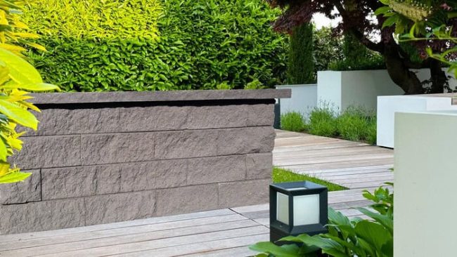 Hinter der Bruchsteinoptik verbirgt sich eine Besonderheit: Die Mauer besteht aus Hohlsteinen. © Jasto Baustoffwerke