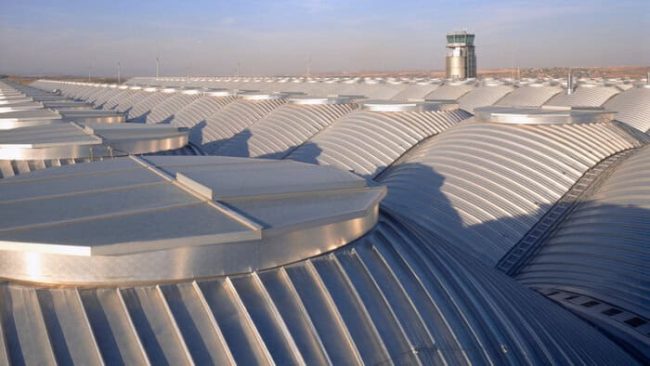 Große Verantwortung: Die Befestigungsmittel an der Gebäudehülle müssen sowohl den Zugbelastungen durch Windkräfte als auch den Querkräften durch das Eigengewicht und äußere Einflüsse standhalten. © SFS