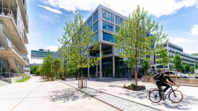 Um Immobilien uneingeschränkt nutzen zu können, ist bei Bauvorhaben in Gleisnähe ein Schutz vor Lärm und Erschütterungen geboten. (im Bild: Wacker House im Münchner Werksviertel) © CL MAP GmbH