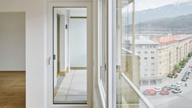 In der Gründerzeit hatten Straßenbalkone oft eine rein ästhetische Funktion. Die verglasten Loggien des „Duett Pradl“ ermöglichen eine ganzjährige