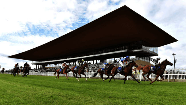 Das auskragende Dach scheint förmlich über den Zuschauerrängen zu schweben. Für die Dachkonstruktion kam ein System von Kalzip zum Einsatz. © Grimshaw Architects