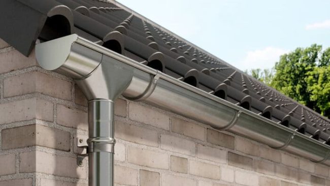 VM Building Solutions bietet das VMZINC-Zubehörprogramm für die Dachentwässerung nun auch in walzblankem Zink und in walzblankem Kupfer an. © VM Building Solutions / VMZINC