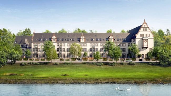 Das um 1908 erbaute Königlich Preußische Lehrerinnenseminar am Koblenzer Rheinufer wird bis Mitte 2025 in neuen Wohnraum umgebaut. © Ganzhorn Kommunikation/ganzhorn-kommunikation.de