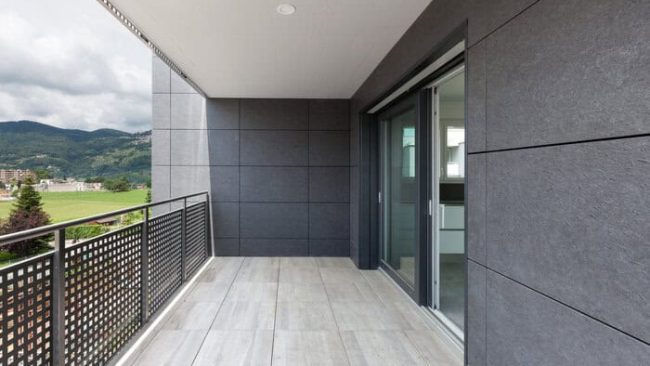 StoCrete FB ist nun auch als Abdichtung unter Fliesen und Platten auf Balkonen zugelassen. © Alexandre Zveiger/Adobe Stock