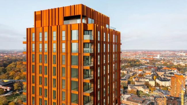 Die Gebäudeecken wurden verglast oder – in den Obergeschossen – als Balkone mit Glas-Faltwänden ausgebildet