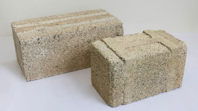 Handelsüblicher nichttragender Mauerstein aus Hanfkalk und neuartiger Prototyp mit hochverdichteten Zonen. © Heike Fischer / TH Köln