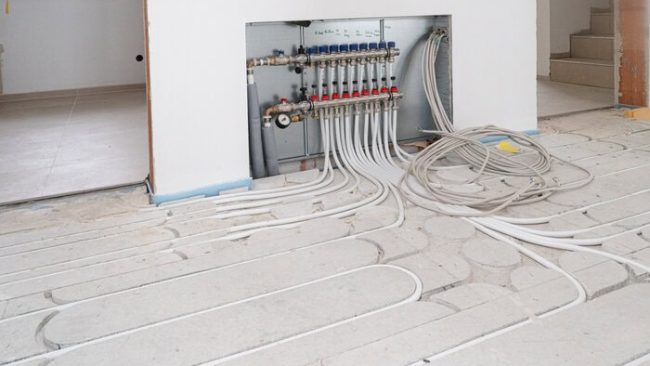 Je nach Größe der Wohnung kommen vor dem Heizkreisverteiler oft eine Vielzahl von Heizungsrohren zusammen. James Hardie stellt jetzt verschiedene Varianten vor