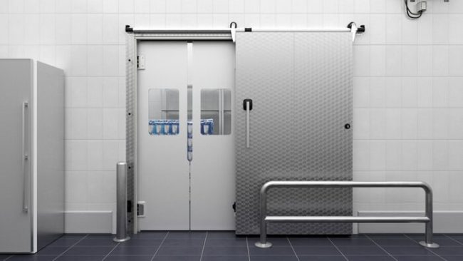 Die Schiebetüren können mit PE-Pendeltüren von Hörmann kombiniert werden. Während die Schiebetür für die Entnahme oder Einlagerung von Waren geöffnet ist