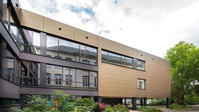 Die Sanierung des in die Jahre gekommenen Anbaus der Schule wurde mit dem FC Fassadensystem von Kalzip realisiert. © TERNES architekten BDA