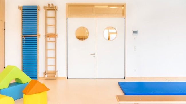 Schörghuber setzt neue Maßstäbe in Sachen Sicherheit: Ihr innovatives Band- und Dichtungssystem ist nahtlos in Zarge und Türblatt integriert. Nun ist die Fingerklemmschutztür Super Secure auch in 2-flügliger Ausführung erhältlich