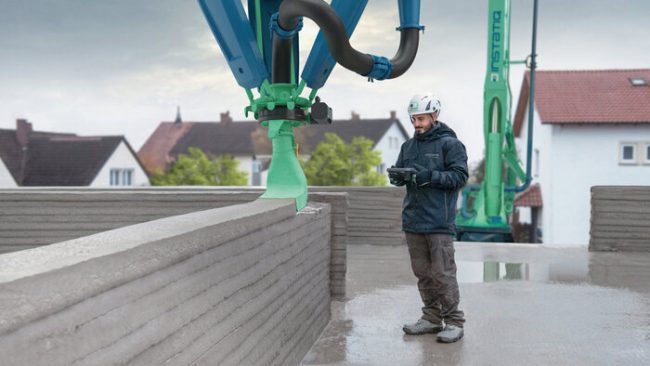 Mit seinem 26 Meter langen Roboterarm und einer Genauigkeit von wenigen Millimetern setzt der mobile 3D-Betondrucker INSTATIQ P1 neue Maßstäbe in punkto Flexibilität und Reichweite. Dank selbst entwickelter Software setzt er das BIM-Modell auf der Baustelle in tragende Wände um – Schicht für Schicht in nur einem Arbeitsgang. © Instatiq