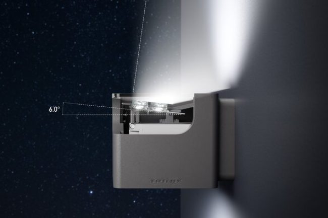 Licht an die Fassade statt in den Himmel – die LED-Platine des Indirekt-Anteils ist um 6° nach innen geneigt. Das reduziert den Streulichtanteil in den oberen Halbraum. © Trilux