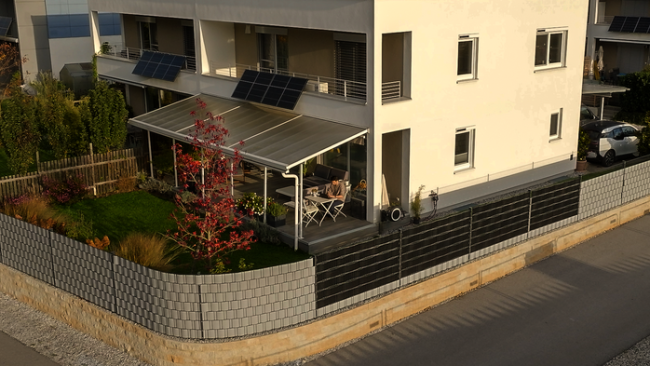 Testanlage in Graz: SUNBOOSTER-CEO Stefan Ponsold hat die ersten Solarstreifen in seinem eigenen Gartenzaun installiert. © Sunbooter GmbH