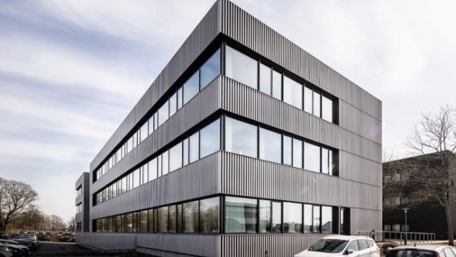 Formschöne Fassaden ohne störende Lüftungselemente sind das Ziel einer ästhetisch ansprechenden und geradlinigen Fassadengestaltung. Diese Anforderungen erfüllt das neue fassadenintegrierte dezentrale Lüftungssystem von Tonality. © Kontraframe ApS