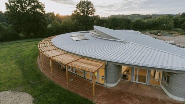 Die radiale Dachlandschaft wurde mit Aluminium-Stehfalz-Profilen von Kalzip realisiert. © Jakob Börner