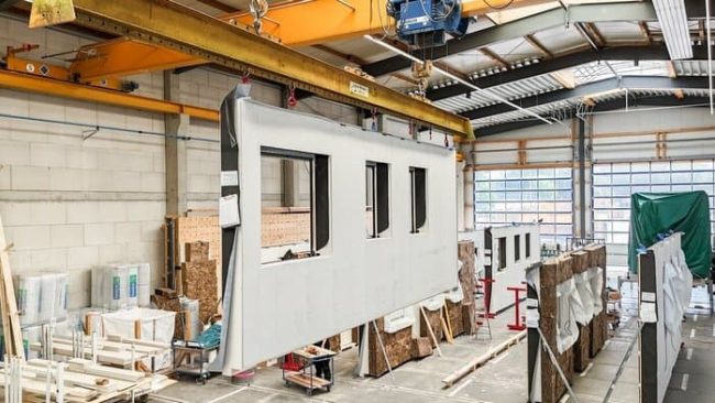 Brüninghoff stellt vorgefertigte tragende und nichttragende Elemente aus Holz in den eigenen Werken her. © Brüninghoff