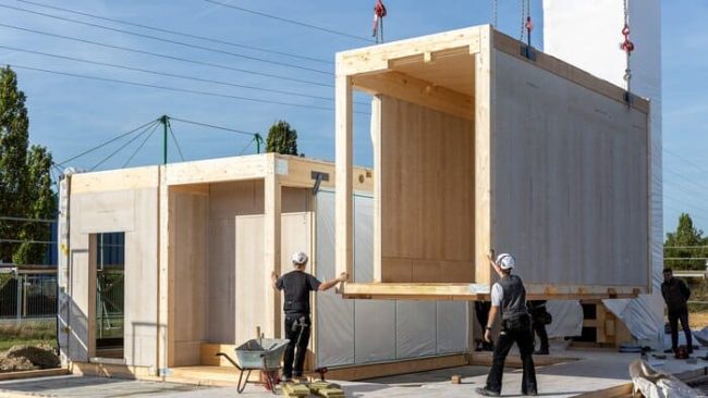 Aufzugschächte in Modulbauweise. Die Elemente werden exakt vorgefertigt ausgeliefert und durch die Maßgenauigkeit vor Ort ohne großen Aufwand zusammengesetzt. Die Verwendung von Gipsplatten in Aufzugsschächten hilft, CO2-intensive Betonschächte zu vermeiden. © Jörg Hempel, Aachen