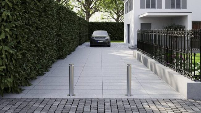 Ideal für den Privatbereich geeignet und leicht zu installieren: der automatische Poller A 114-600/800 E Plug & Play von Hörmann. © Hörmann