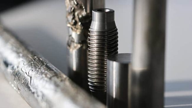 Stürzendes Gestein kann Gebirgsanker beschädigen – bei der untersuchten Legierung führt die Belastung zu zusätzlicher Verfestigung. © Fraunhofer IWU