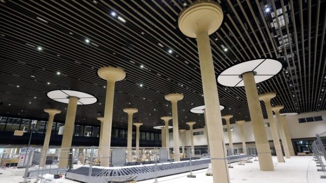 Eine architektonische Besonderheit ist der beige eingefärbte Sichtbeton wie bei den Stützen in der Gepäckausgabe. © dechant