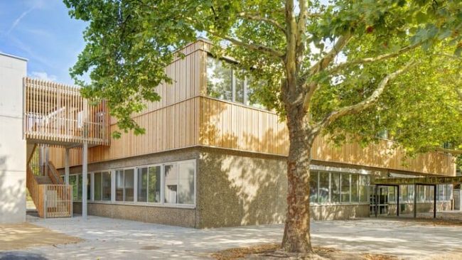 Die Aufstockung der Erich-Kästner-Schule in Darmstadt-Kranichstein bietet eine durchdachte Lösung zur Schaffung von acht zusätzlichen Klassenräumen. © Rahel Welsen