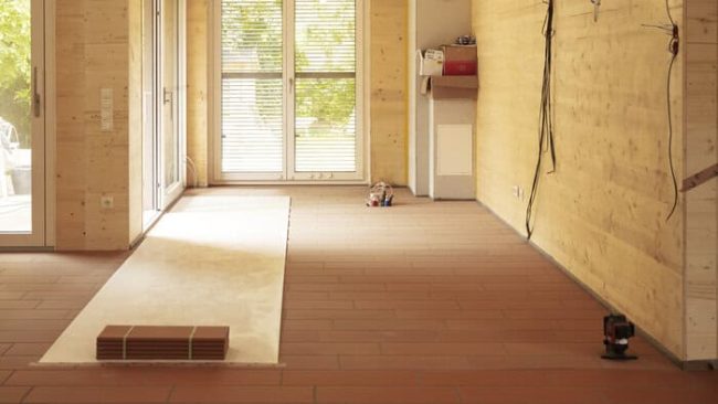 Estrichziegel in der roten „Rohvariante“ als Sichtbelag eingesetzt werden und bilden so eine naturnahe farbliche Kombination mit Sichtholz. © Erol Hasic