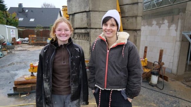 Sandra May und Maurer-Auszubildende Lena Rodenjohannshenrich auf der praxisnahen Junior-Baustelle © Z-Lab