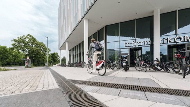 Entwässerungsrinnen im Eingangsbereich des InformatiKOM © malikstudio