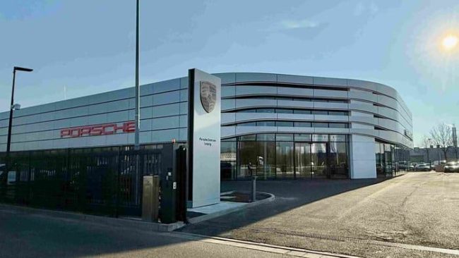 Der zweigeschossige Neubau erstreckt sich über mehr als 4.000 Quadratmeter Bruttogrundfläche und bietet modern ausgestattete Verkaufs- und Servicebereiche sowie Büro- und Sozialräume. © URSA